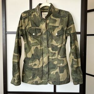 [M] Abercrombie & Fitch Women’s Camo Green Spring Cargo Pocket Zip Up Jacket